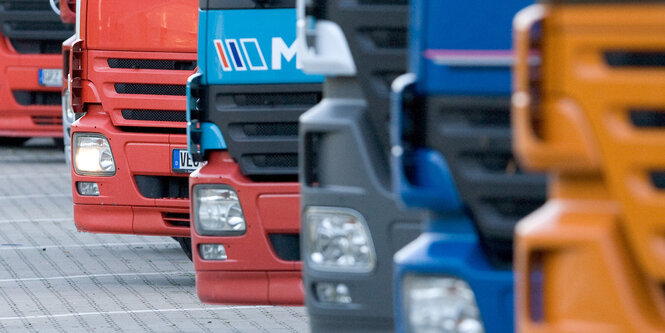 Mehrere Lkw stehen nebeneinander