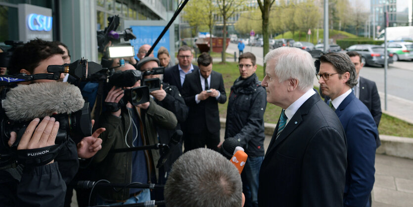 Ein Mann steht vor Kameras. Es ist Horst Seehofer