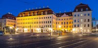 Das Hotel Taschenbergpalais Kempinski in Dresden bei Nacht leuchtet
