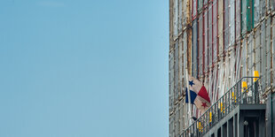 Panama-Flagge an einem Containerschiff