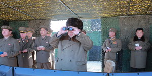 Nordkoreas Machthaber Kim Jong Un guckt in ein Fernglas
