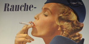 Eine alte Werbung für Zigaretten mit dem Schriftzug "Rache - staune - gute Laune"