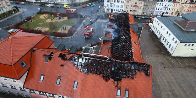 Der abgebrannte Dachstuhl einer Flüchtlingsunterkunft in Bautzen im Februar 2016