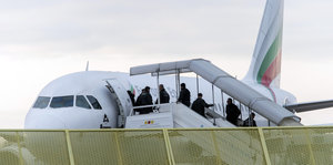 Flüchtlinge steigen bei Abschiebung ins Flugzeug
