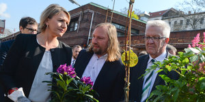 Die Bundesvorsitzende der Grünen, Simone Peter, Fraktionschef Anton Hofreiter und Baden-Württembergs Ministerpräsident Winfried Kretschmann halte Pflanzen in der Hand