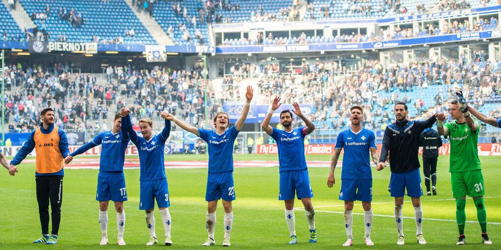 Die Spieler von Darmstadt 98 jubeln nach dem Schlusspfiff über den Sieg gegen den HSV