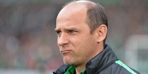 Werder-Trainer Viktor Skripnik schaut finster drein.