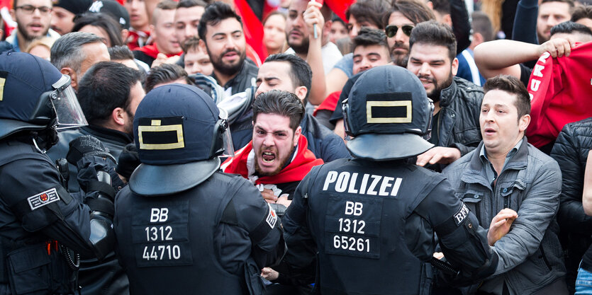 Polizisten versuchen Demonstranten aufzuhalten