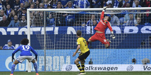 Der Dortmunder Torwart leitet ein Ball über das Tor.