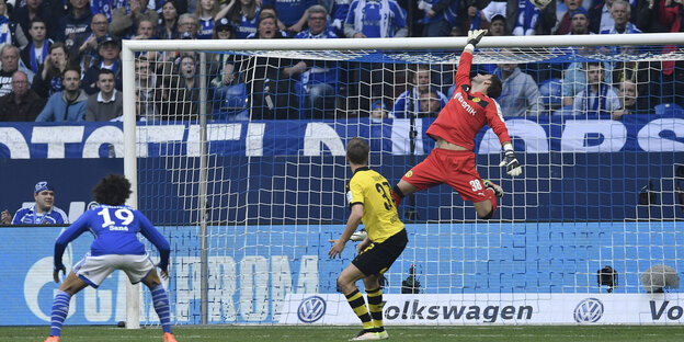 Der Dortmunder Torwart leitet ein Ball über das Tor.