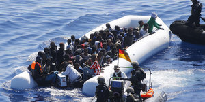 Flüchtlinge in einem Schaluchboot vor der libyschen Küste.