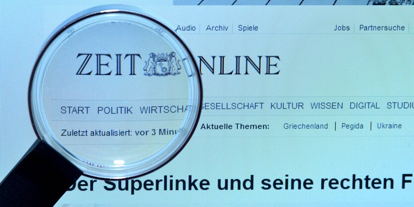 Ein Lupe vergrößert einen Ausschnitt der Webseite von „Zeit Online“