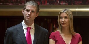 Eric und Ivanka Trump stehen nebeneinander