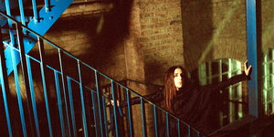 Die Künstlerin PJ Harvey posiert in einem Treppenhaus