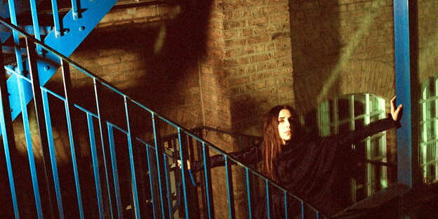 Die Künstlerin PJ Harvey posiert in einem Treppenhaus