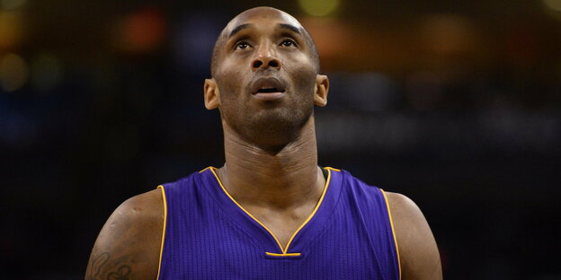 Kobe Bryant schaut nach oben