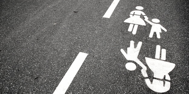 Ein Mutter-Kind-Verkehrszeichen ist auf eine Straße gemalt