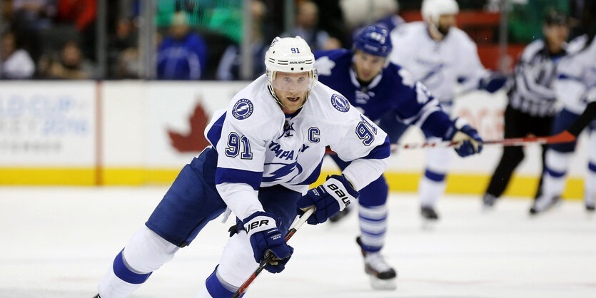 Steven Stamkos in voller Eishockey-Montur, nach vorne stürmend