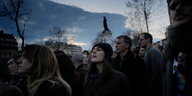 Junge Menschen laufen in einer Reihe auf der Place de la République in Paris