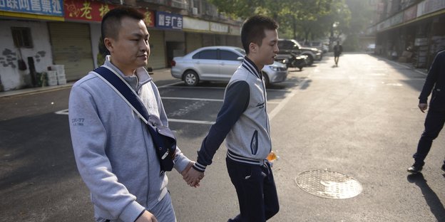 Homosexuelles Paar auf dem Weg zum Gericht