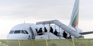 Polizisten in der Gangway eines Flugzeugs