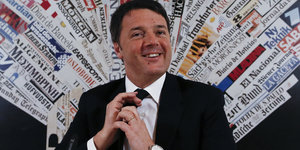Ein Mann, Matteo Renzi, freut sich