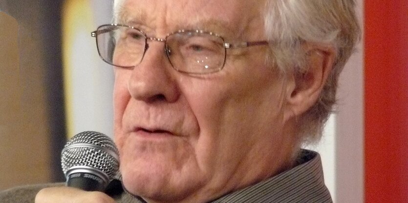 Ein Mann, Alain Badiou, am Mikro