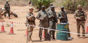 Soldaten der Bundeswehr und malische Soldaten