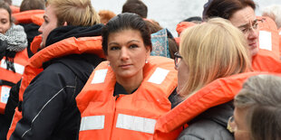 Sahra Wagenknecht mit einer Schwimmweste