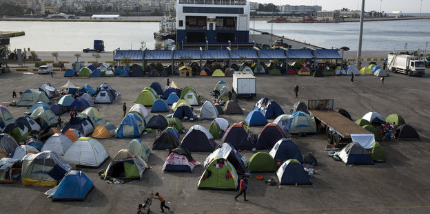 Zelte im Hafen Piräus