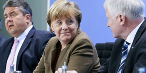 Drei Menschen vor einem blauen Hintergrund. Es sind Sigmar Gabriel, Angela Merkel und Horst Seehofer