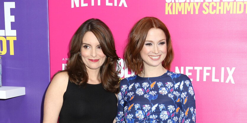 US-Autorin und Komikerin Tina Fey und Schauspielerin Ellie Kemper bei der Premiere der zweiten Staffel von „Unbreakable Kimmy Schmidt“