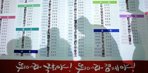 Schatten vor einer Liste in koreanischer Sprache