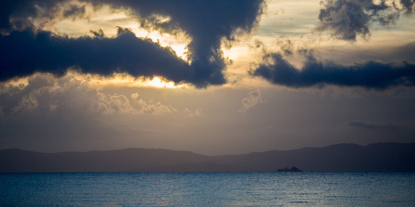 Meer, Schiff, Hügel und Sonnenaufgang