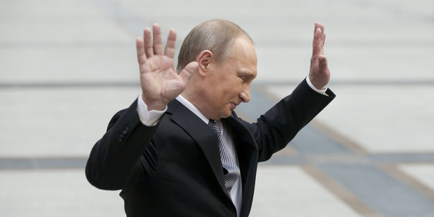 Putin hebt die Hände