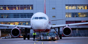 Ein Flugzeug steht vor dem Terminal des Flughafens Düsseldorf