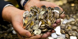 Hände, gefüllt mit 2-Euro-Münzen