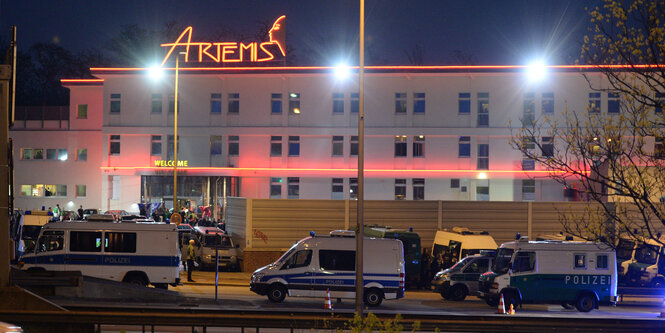 Mehrere Polizeiautos parken vor dem Bordell Artemis