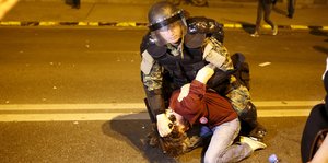 Demonstrantin mit Polizist in Skopje