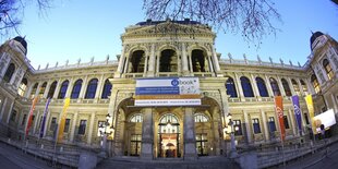 repräsentatives Gebäude der Uni Wien im Abendlicht