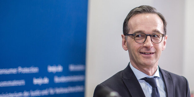 Justizminister Heiko Maas schaut kokett zur Seite und lächelt