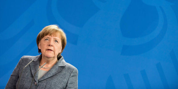 Angela Merkel vor blauem Hintergrund