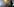 Die Silhouette einer Frau mit Mobiltelefon im Nebel