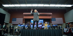 Hillary Clinton auf einer Bühne