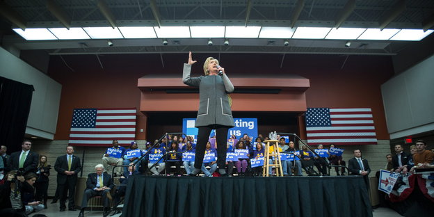 Hillary Clinton auf einer Bühne