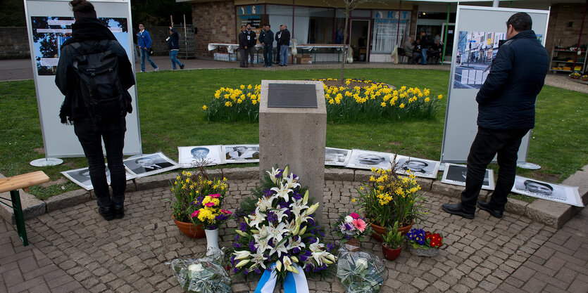 Gedenkstein mit Blumen