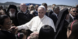 Der Papst umringt von Menschen