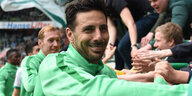 Bremer Spieler, unter ihnen Claudio Pizarro, feiern mit den Fans