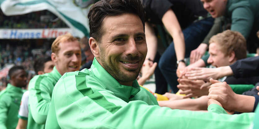 Bremer Spieler, unter ihnen Claudio Pizarro, feiern mit den Fans