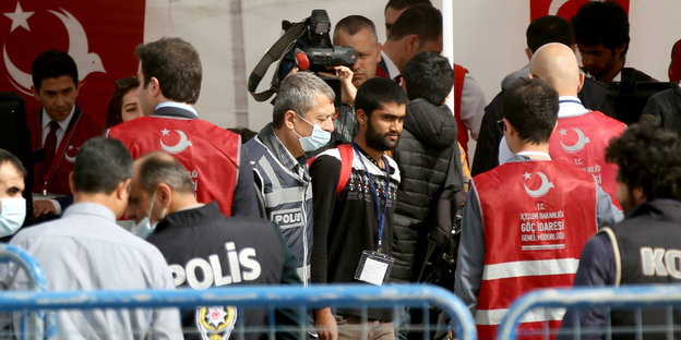Flüchtlinge werden von der türkischen Polizei eskortiert